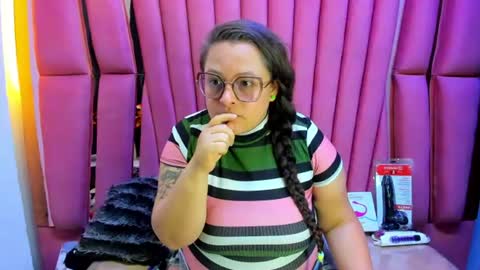 sara_thonson_ online show from June 26, 5:30 am