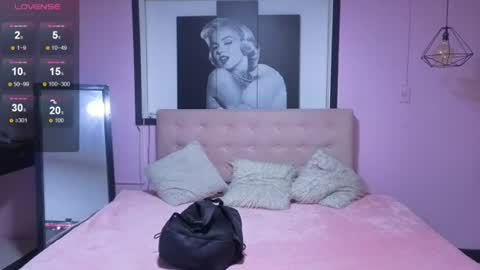 sara_valderrama_ online show from June 30, 12:59 pm