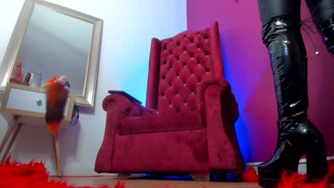 Snapshot of sarah_mistress_ chatting on December 12, 6:31 pm Sarah online show from December 12, 6:31 pm