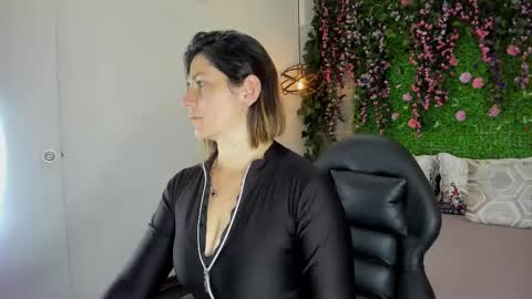 Sarah Deyvis online show from March 2, 2:02 pm