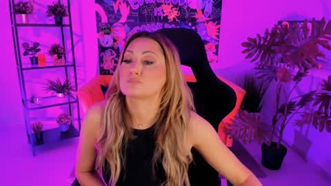 Snapshot of sarahholly chatting on February 6, 11:09 am Divine Sarah NONUDE model online show from February 6, 11:09 am