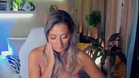 Divine Sarah NONUDE model online show from June 30, 3:22 pm
