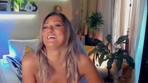 Divine Sarah NONUDE model online show from July 4, 8:43 am