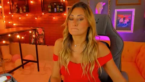 Snapshot of sarahholly chatting on September 19, 12:37 pm Divine Sarah NONUDE model online show from September 19, 12:37 pm