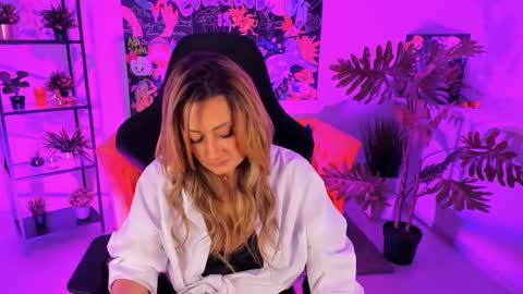 Snapshot of sarahholly chatting on March 2, 11:41 am Divine Sarah NONUDE model online show from March 2, 11:41 am
