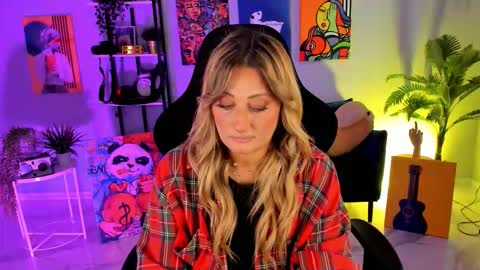 Snapshot of sarahholly chatting on September 26, 12:36 pm Divine Sarah NONUDE model online show from September 26, 12:36 pm