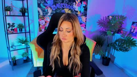 Snapshot of sarahholly chatting on December 27, 11:50 am Divine Sarah NONUDE model online show from December 27, 11:50 am