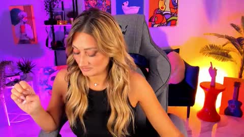 Snapshot of sarahholly chatting on September 20, 12:47 pm Divine Sarah NONUDE model online show from September 20, 12:47 pm