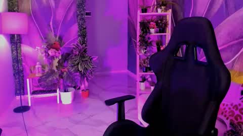 Snapshot of sarahholly chatting on September 21, 12:48 pm Divine Sarah NONUDE model online show from September 21, 12:48 pm