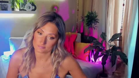 Divine Sarah NONUDE model online show from July 3, 8:20 am