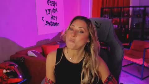 Snapshot of sarahholly chatting on October 13, 11:57 am Divine Sarah NONUDE model online show from October 13, 11:57 am