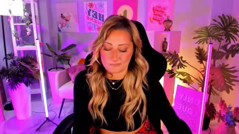 Snapshot of sarahholly chatting on October 5, 1:16 pm Divine Sarah NONUDE model online show from October 5, 1:16 pm