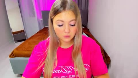 Sarah online show from November 6, 3:18 pm