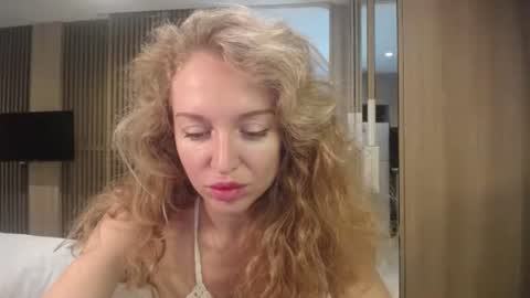 Snapshot of sashasweetsasha chatting on October 19, 6:04 am Sasha online show from October 19, 6:04 am