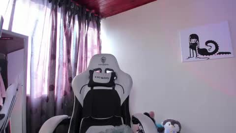    im expecting 300 thumbs up on my altar online show from February 20, 9:42 pm