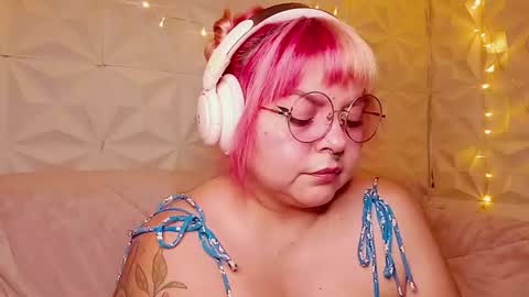 Gina George online show from July 12, 12:00 am