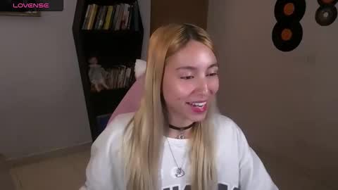 Snapshot of saucy_jenn1 chatting on October 17, 4:27 am I AM JENN  online show from October 17, 4:27 am