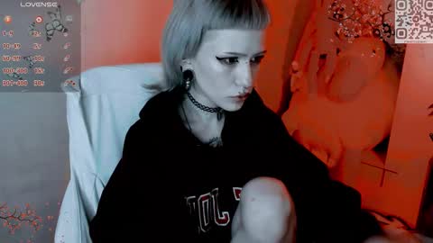 pronoun she. name Mary. age 21. online show from November 13, 5:45 pm