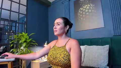 Scarlet Edwars online show from August 5, 7:09 pm