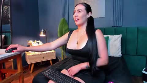 Scarlet Edwars online show from July 29, 3:45 pm