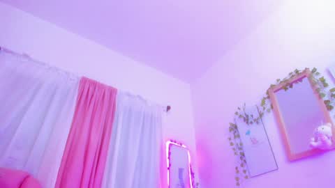 Snapshot of scarletliz chatting on December 19, 8:02 pm Scarletliz online show from December 19, 8:02 pm