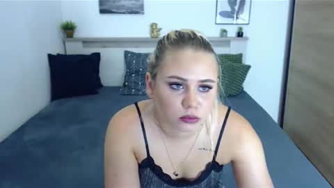 Snapshot of scarlettblue22 chatting on September 18, 2:48 pm Hi there guys My pleasure in your hands pvt is open online show from September 18, 2:48 pm