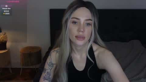 Snapshot of seduced_by_sara chatting on December 6, 10:18 pm Sara online show from December 6, 10:18 pm