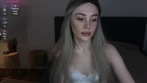 Snapshot of seduced_by_sara chatting on December 3, 10:07 pm Sara online show from December 3, 10:07 pm