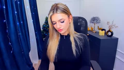 selenaemoore online show from December 14, 7:41 pm