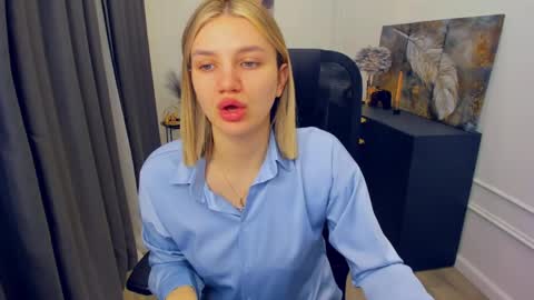 selenaemoore online show from April 18, 3:42 am