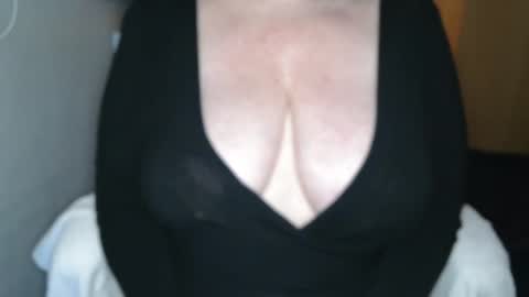 Snapshot of sensual_cris chatting on February 6, 9:22 am CRIS online show from February 6, 9:22 am