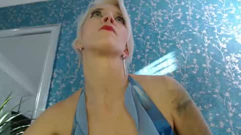 Snapshot of serenexxmilf chatting on September 23, 9:40 am serenexx your MILF online show from September 23, 9:40 am