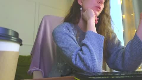 Snapshot of sereta_fin chatting on December 17, 10:23 am Hey Guys and Girls non-binary personalities Im Sereta online show from December 17, 10:23 am