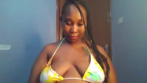 Snapshot of sexie_curvie chatting on October 12, 5:37 pm Maggie online show from October 12, 5:37 pm