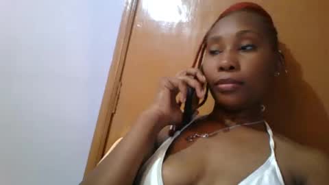 Snapshot of sexie_curvie chatting on February 18, 4:05 pm Maggie online show from February 18, 4:05 pm