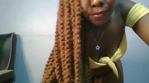 Snapshot of sexie_curvie chatting on February 5, 8:14 pm Maggie online show from February 5, 8:14 pm