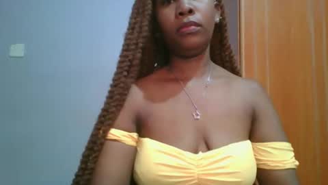 Snapshot of sexie_curvie chatting on February 10, 4:08 am Maggie online show from February 10, 4:08 am
