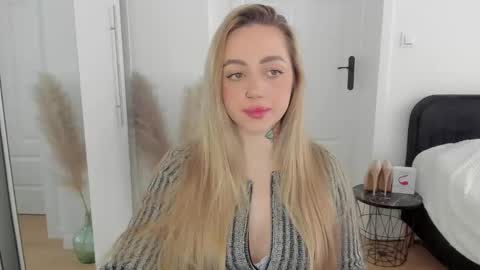 Snapshot of sexy_coralie chatting on March 8, 7:35 am C o r a l i e online show from March 8, 7:35 am