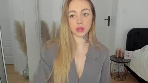 Snapshot of sexy_coralie chatting on February 4, 2:21 pm C o r a l i e online show from February 4, 2:21 pm