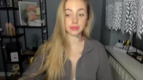 Snapshot of sexy_coralie chatting on December 12, 6:21 pm C o r a l i e online show from December 12, 6:21 pm