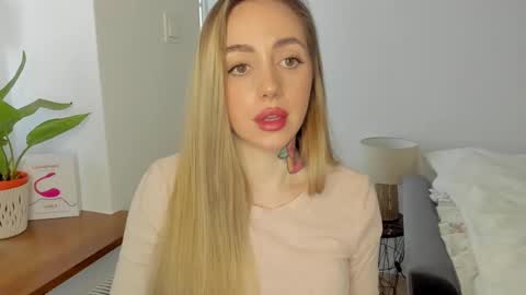 Snapshot of sexy_coralie chatting on January 17, 2:28 pm C o r a l i e online show from January 17, 2:28 pm