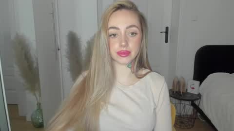 Snapshot of sexy_coralie chatting on February 19, 4:33 pm C o r a l i e online show from February 19, 4:33 pm