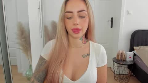 Snapshot of sexy_coralie chatting on September 13, 7:27 am C o r a l i e online show from September 13, 7:27 am