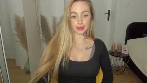 Snapshot of sexy_coralie chatting on March 10, 6:23 pm C o r a l i e online show from March 10, 6:23 pm