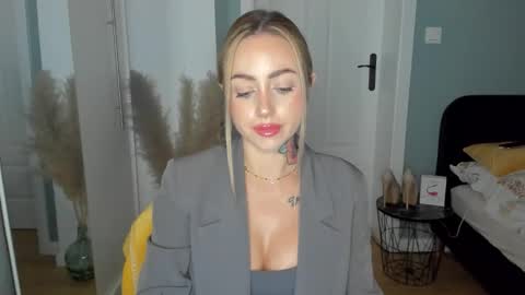 C o r a l i e online show from June 4, 5:06 pm