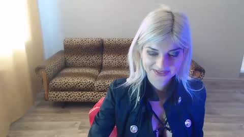 Snapshot of sexybeatriice chatting on February 17, 7:25 am sexybeatriice online show from February 17, 7:25 am