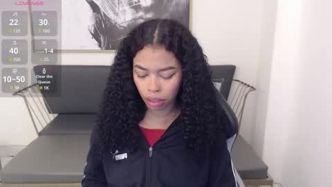 Snapshot of shenna_brunette_ chatting on February 19, 1:06 pm Shenna online show from February 19, 1:06 pm