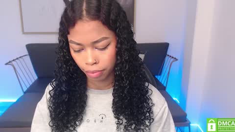 Snapshot of shenna_brunette_ chatting on February 5, 1:11 pm Shenna online show from February 5, 1:11 pm