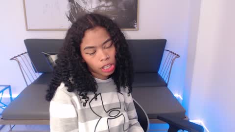 Snapshot of shenna_brunette_ chatting on December 23, 1:24 pm Shenna online show from December 23, 1:24 pm