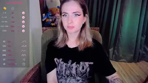 Snapshot of shyfoxxxy chatting on October 6, 11:05 am Effie online show from October 6, 11:05 am